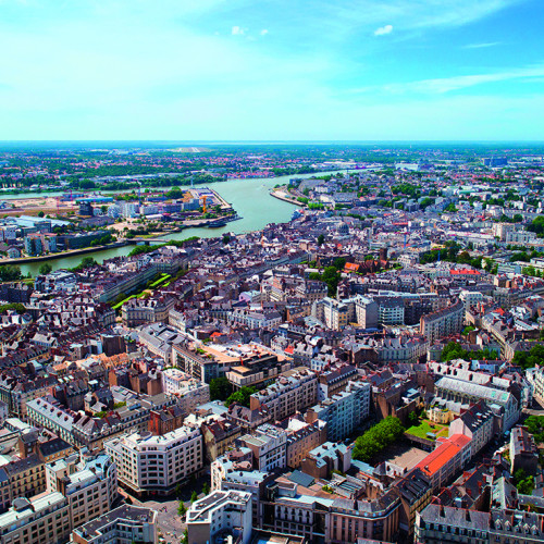 Vue aérienne du centre historique de la ville de Nantes, en Loi