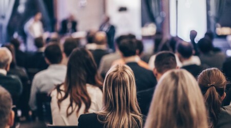 Platea di persone che assistono a una giornata di formazione